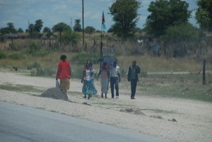 Afrika hat uns wieder. Nach der Einsamkeit in Etosha wieder buntes Treiben auf der Straße.