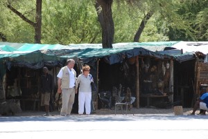 1. Stopp: Nashorn kaufen auf dem lokalen Markt...