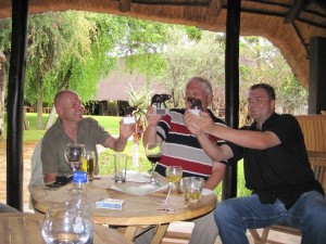 Mokuti Lodge, letzter Tag in Etosha-das Filmteam wird verabschiedet.