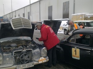 Einige kleine Startschwierigkeiten, aber alle Autos sind heil wieder im Heimathafen Hamburg. 